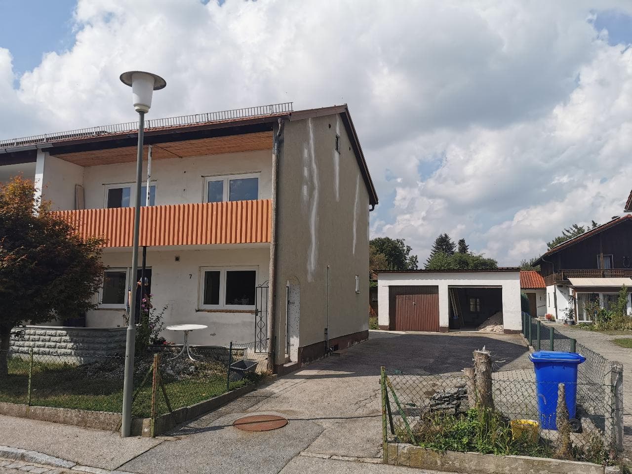 * * *Provisionsfrei* Renovierungsbedürftiges REH inkl. 2 Garagen in ruhiger Lage