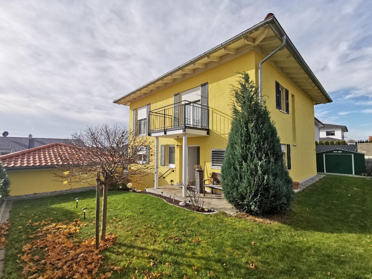 Neuwertiges Einfamilien-Niedrigenergiehaus in ruhiger Lage mit Alpenblick