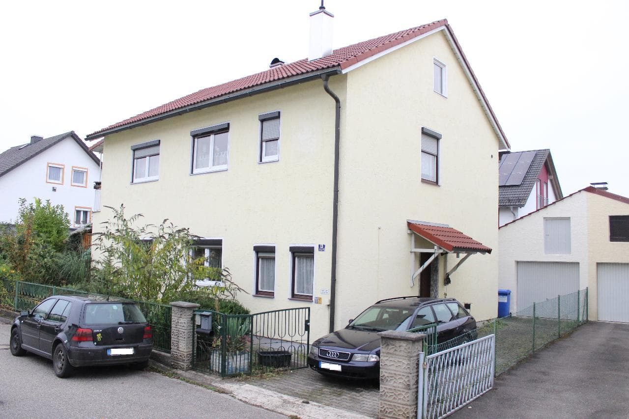 Renovierungsbedürftiges großzügiges Einfamilienhaus